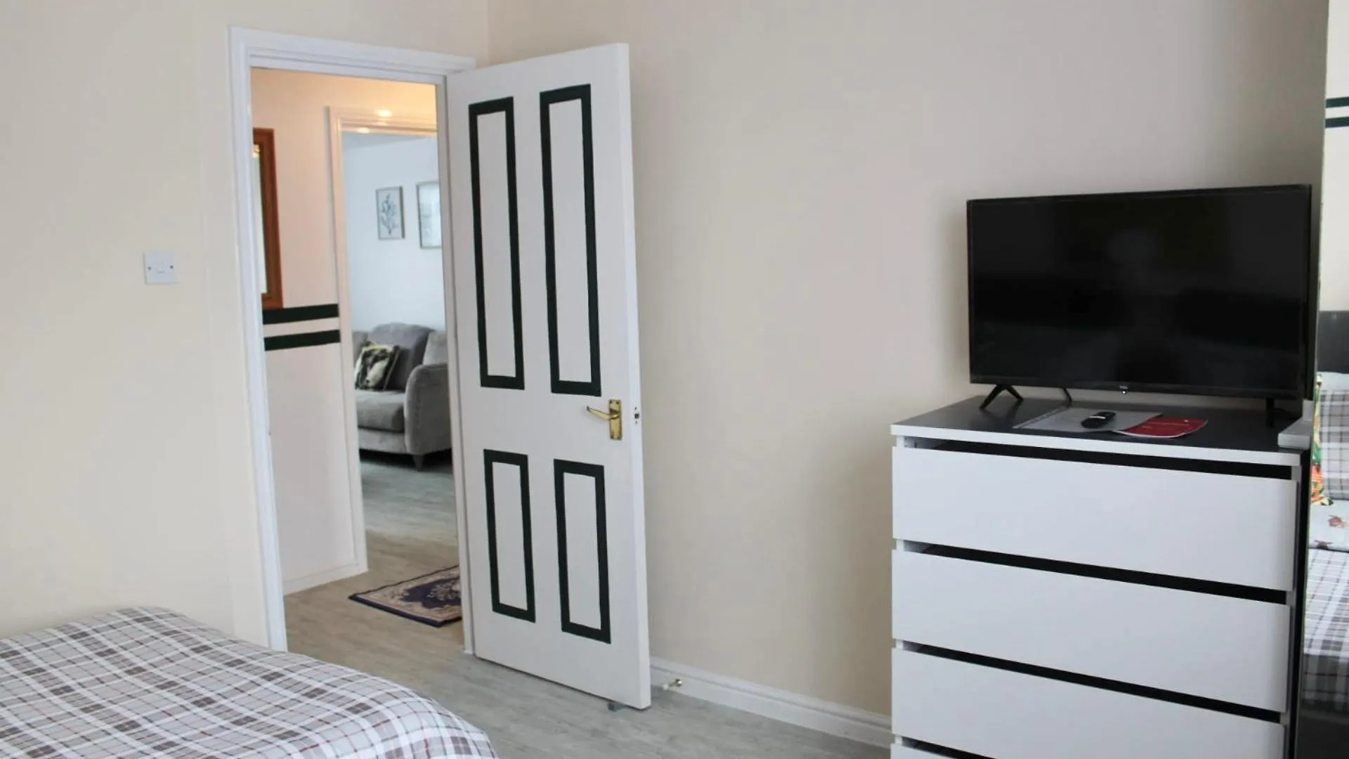 Juniper Apartment - 2 Bedroom Goodmayes